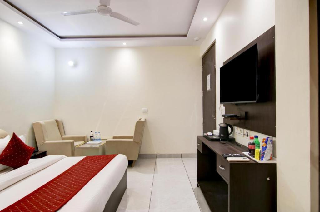 De Hocks Deluxe - Railway Station Hotel New Delhi