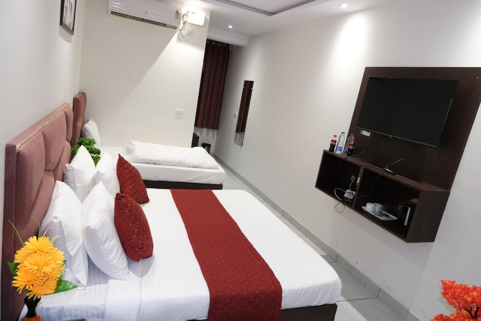 De Hocks Deluxe - Railway Station Hotel New Delhi