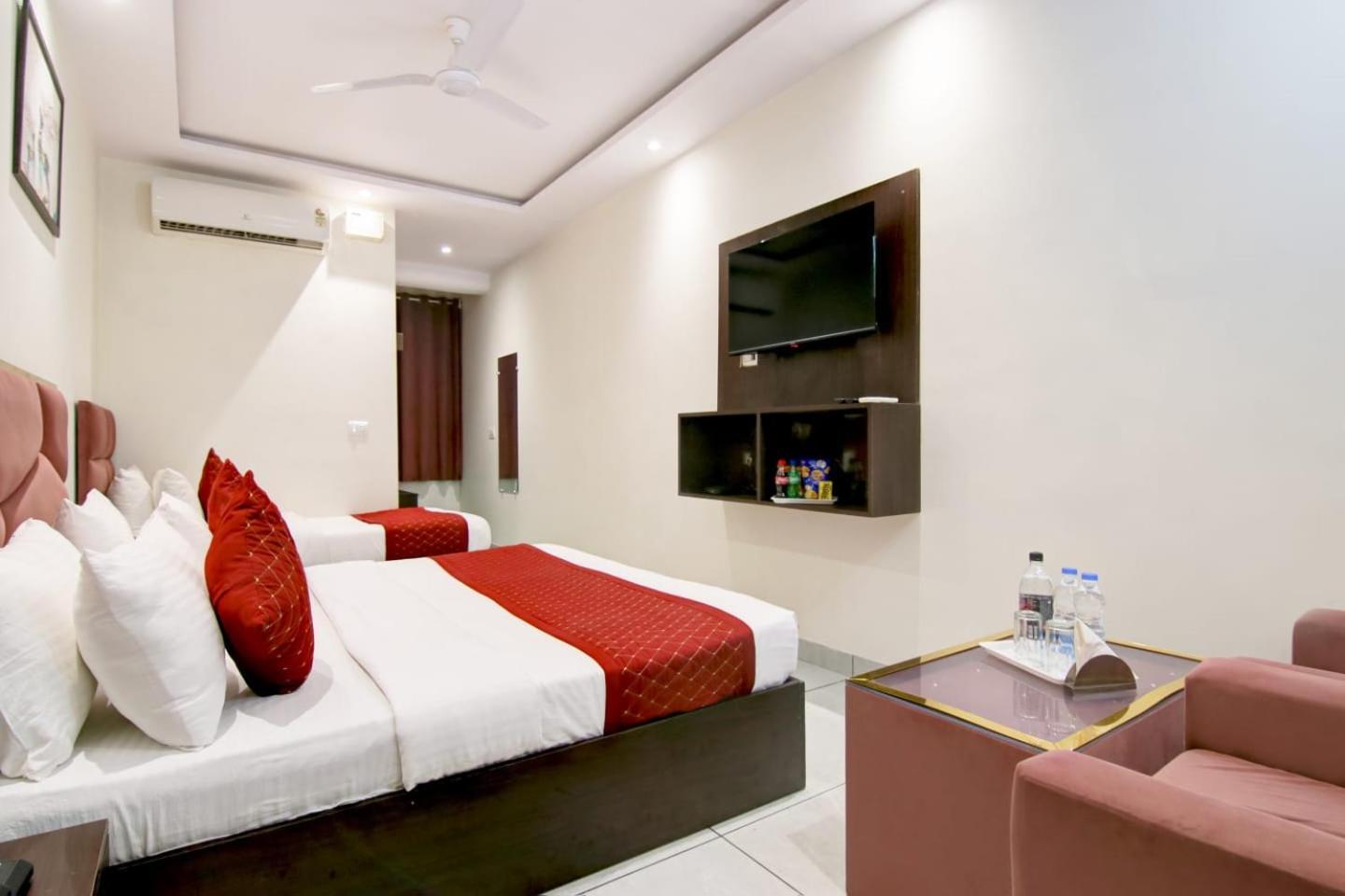 De Hocks Deluxe - Railway Station Hotel New Delhi