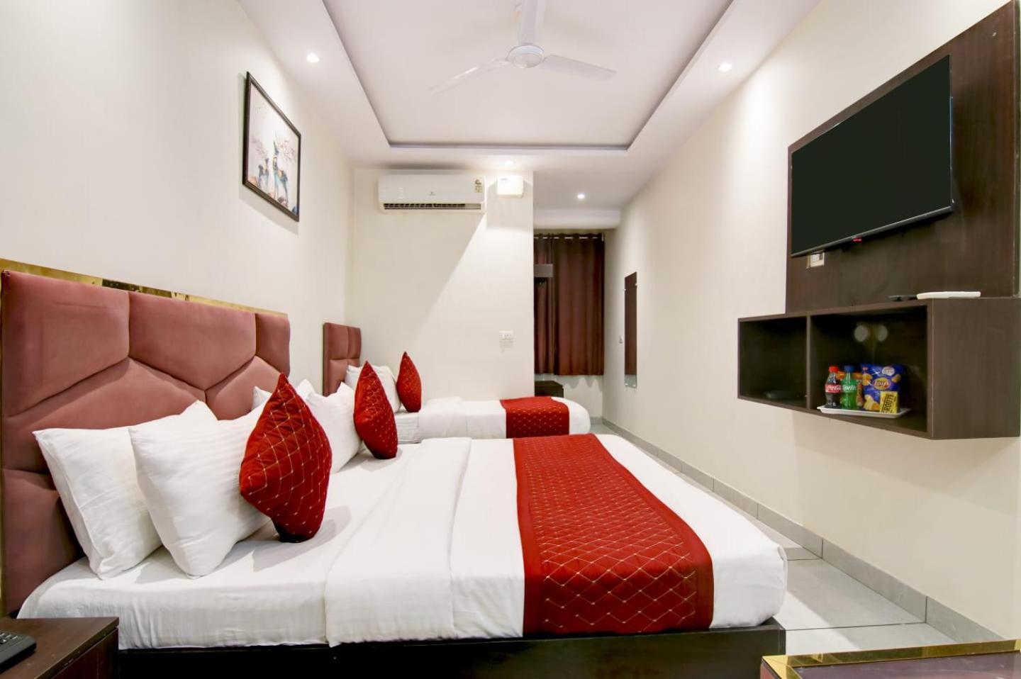 De Hocks Deluxe - Railway Station Hotel New Delhi