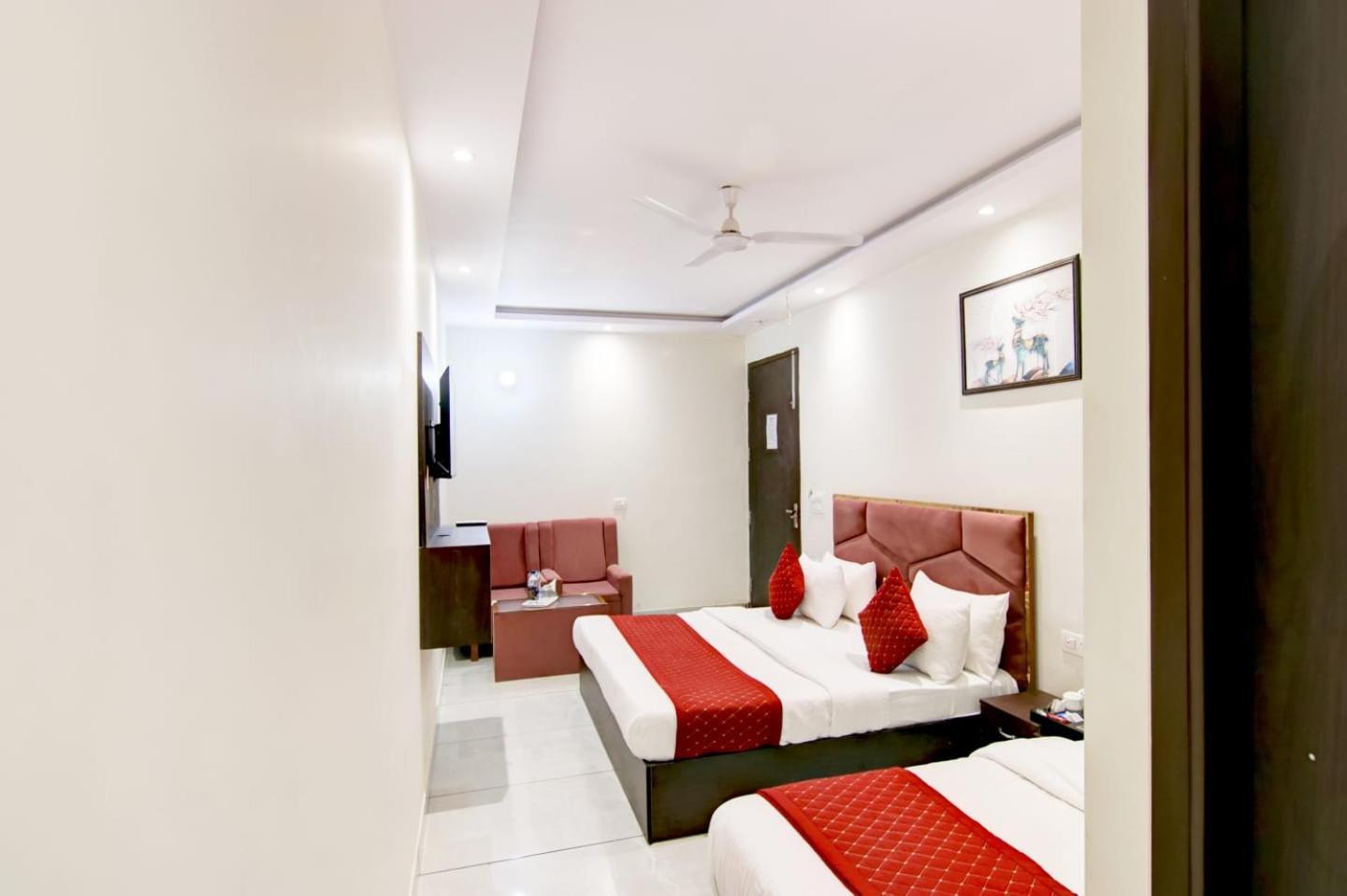 De Hocks Deluxe - Railway Station New Delhi