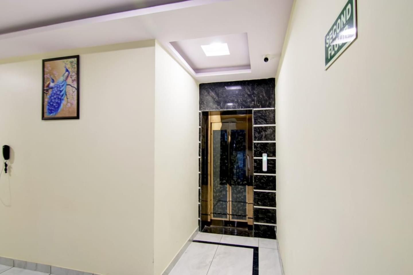 De Hocks Deluxe - Railway Station New Delhi