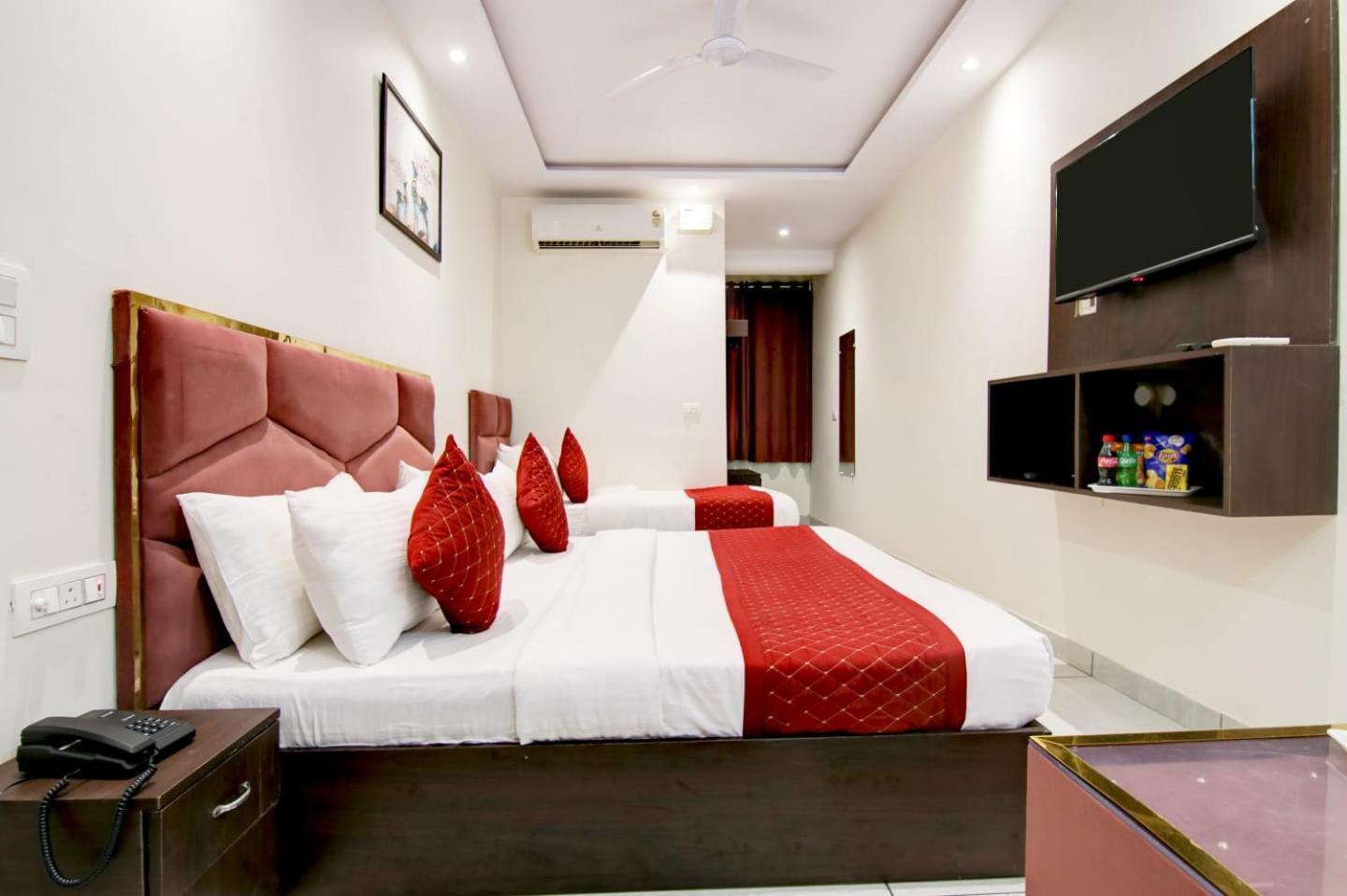 Hotel De Hocks Deluxe - Railway Station 4*